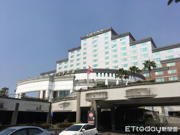 市府半圓入口與高架空間的斜角實景照片