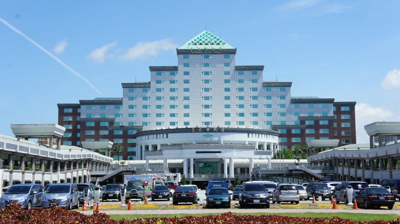 依市府正面實景照片校準的建築立面